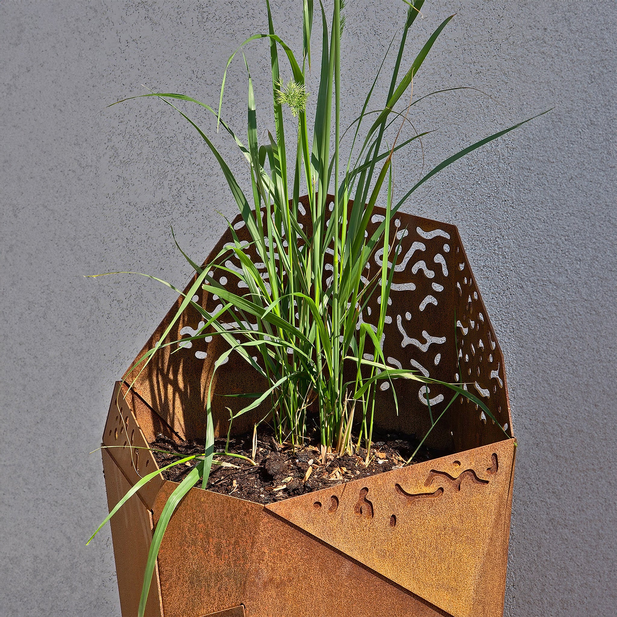 VESSL 2 - Hög kruka med skärm i Cortenstål