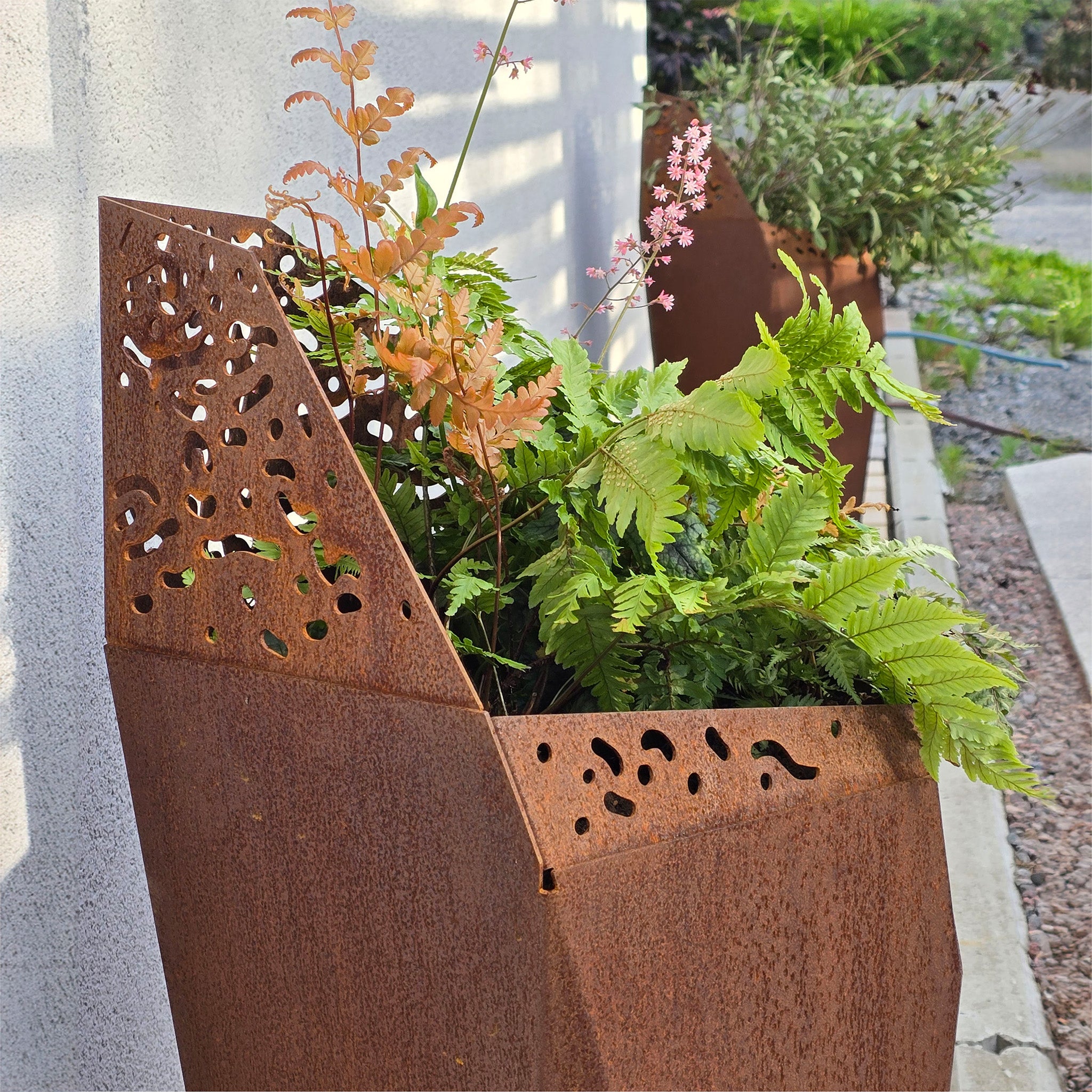 VESSL 2 - Hög kruka med skärm i Cortenstål