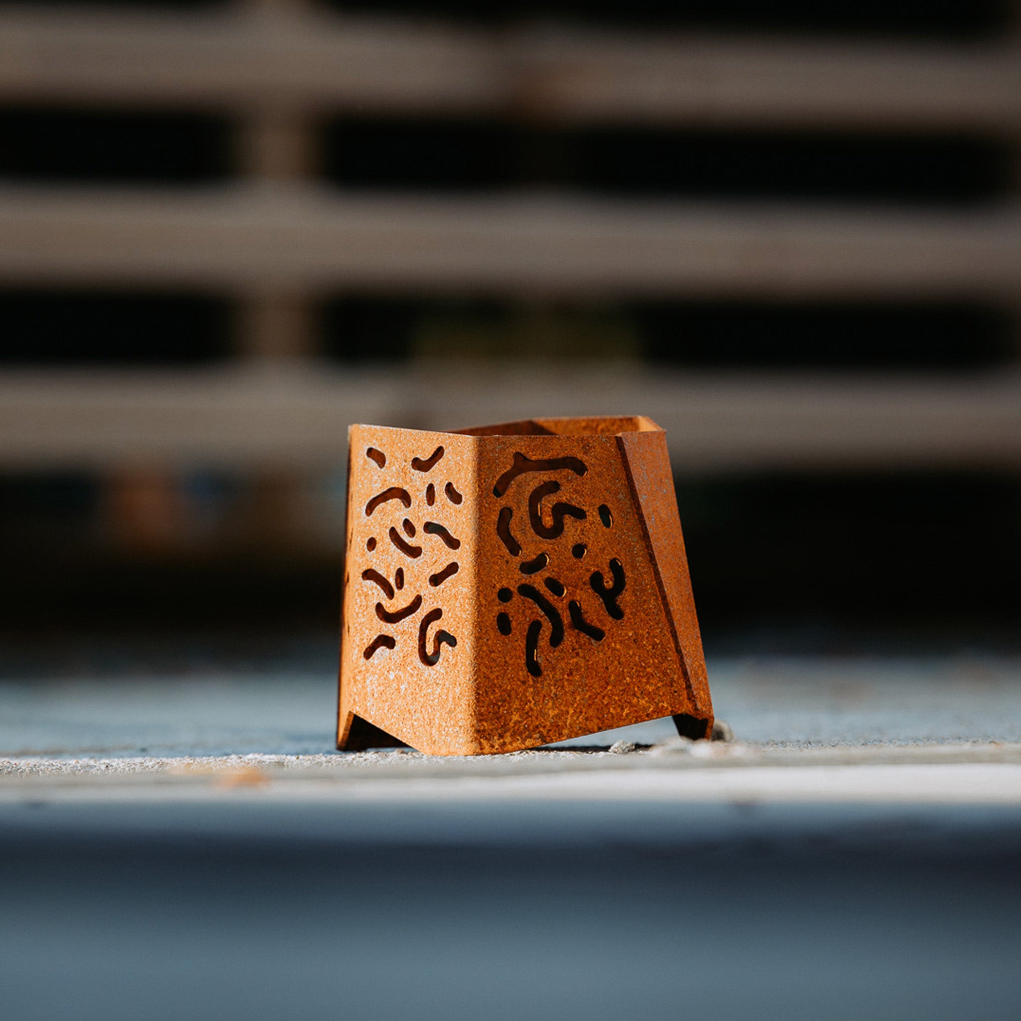 HEAT - Värmeljushållare i cortenstål för utomhusbruk