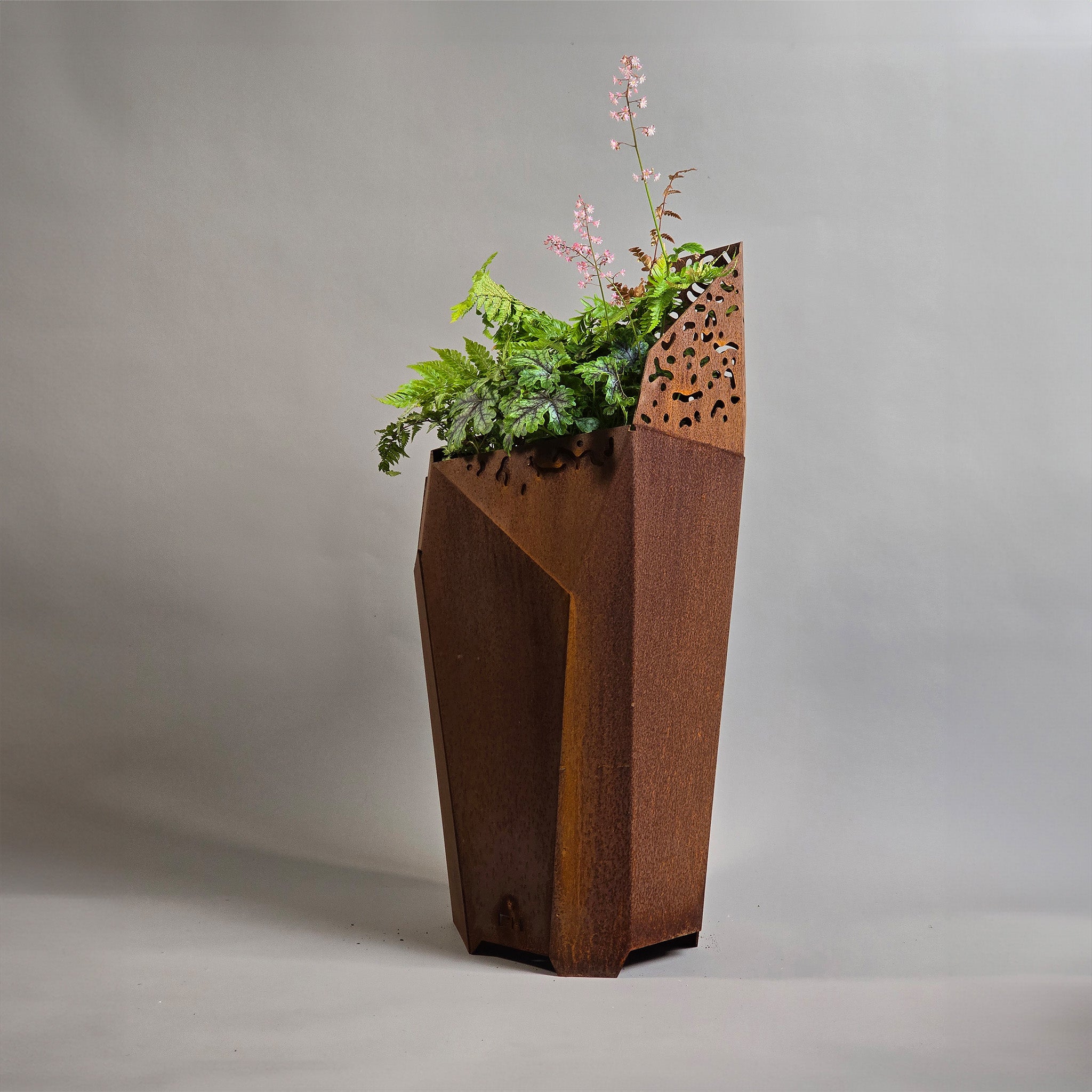 VESSL 2 - Hög kruka med skärm i Cortenstål