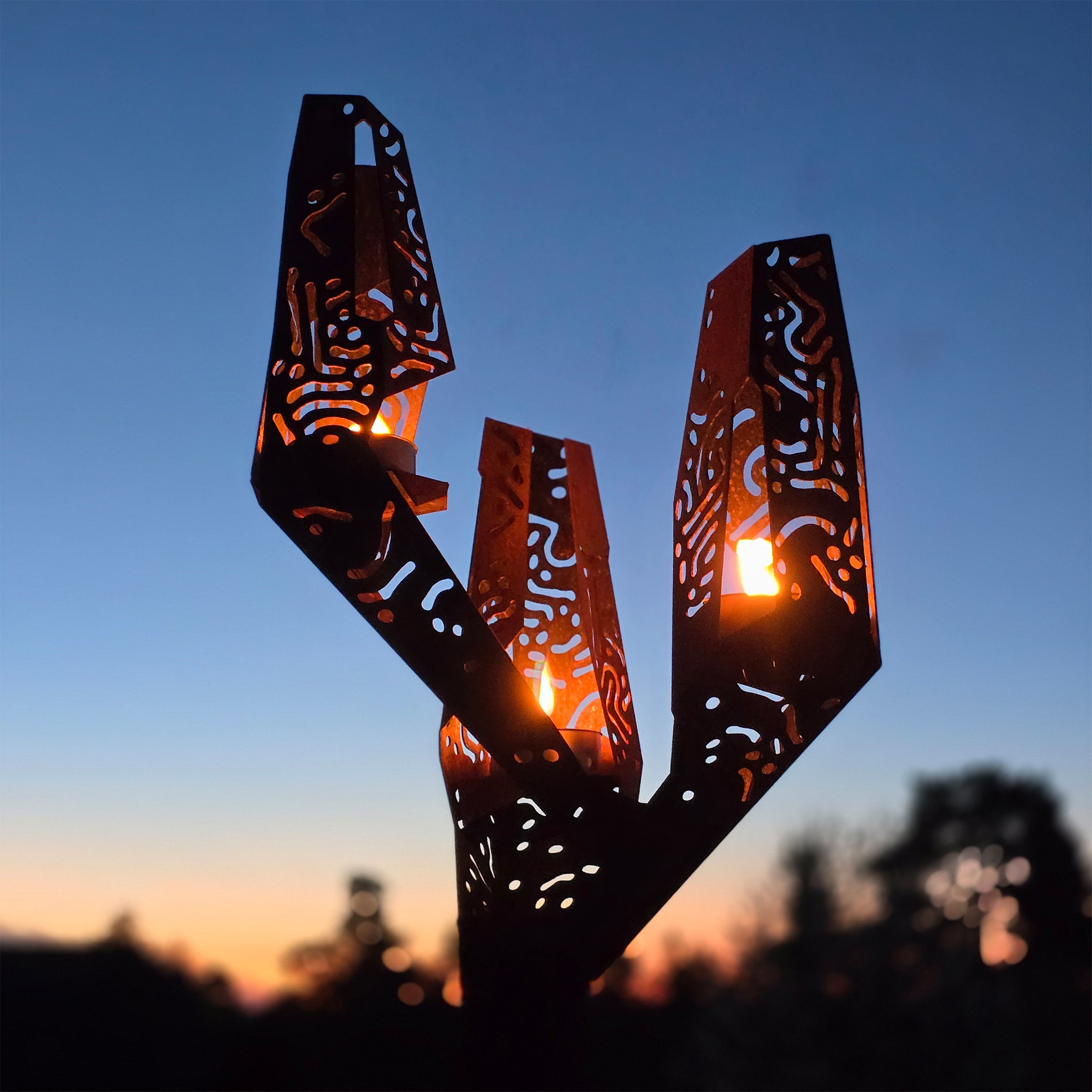 Trident - Kandelaber i cortenstål för utomhusbruk