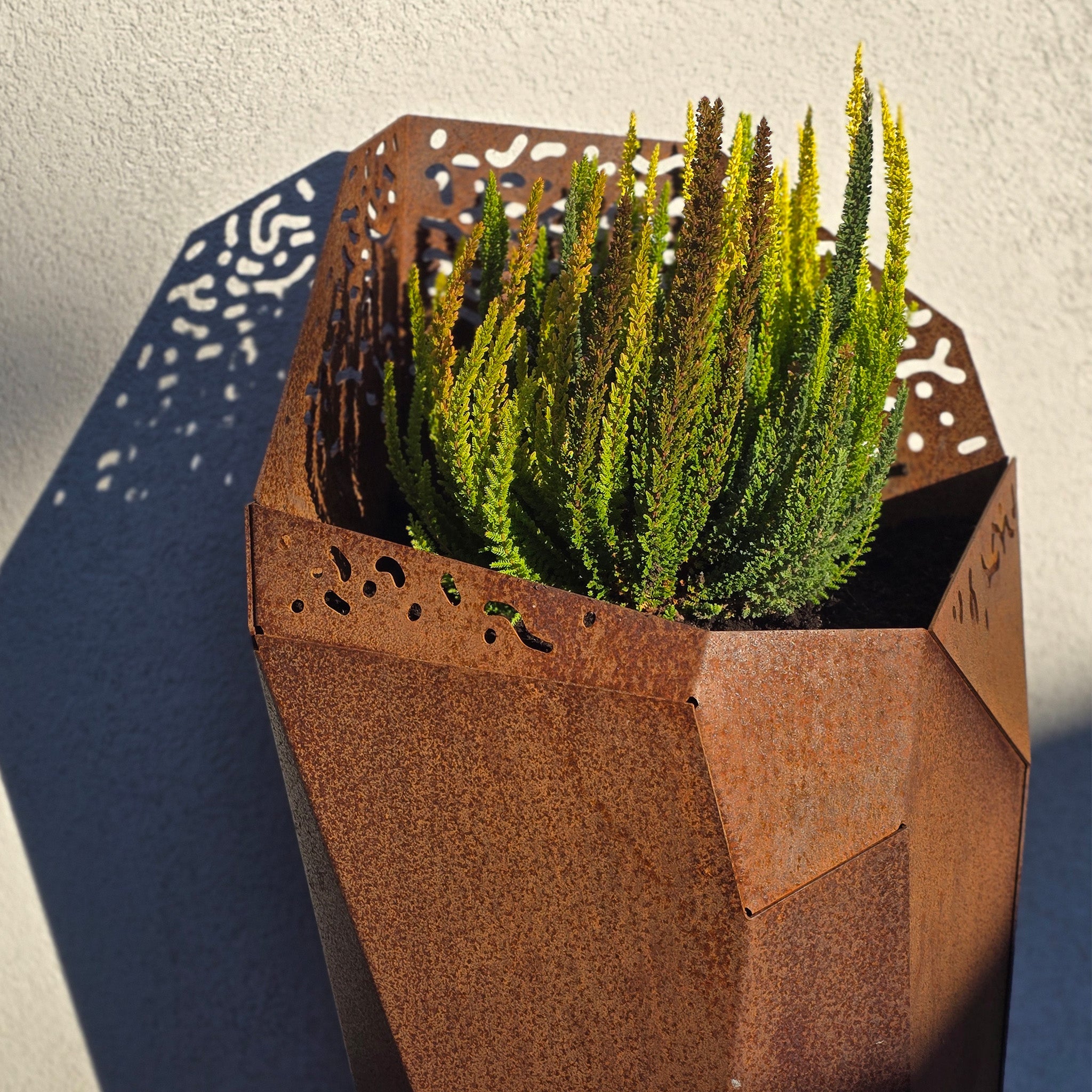 VESSL 2 - Hög kruka med skärm i Cortenstål