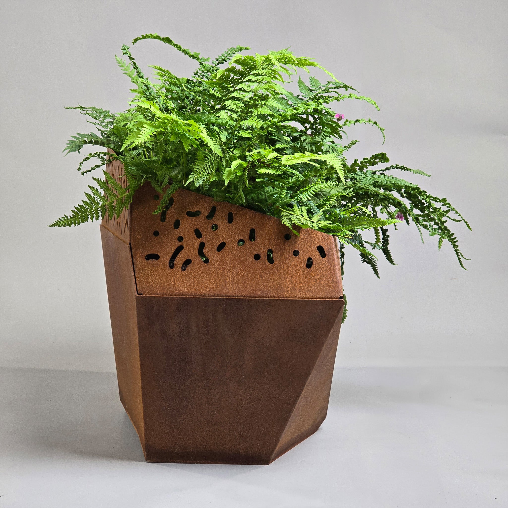 VESSL 1 - bred cortenkruka med Skärm